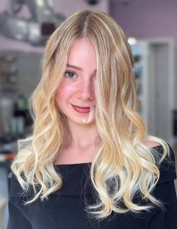 Foto di donna con capelli lunghi biondo chiarissimo dorato