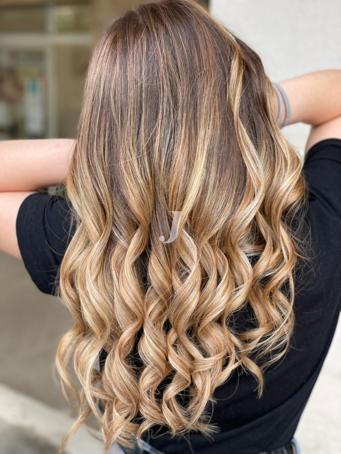 Foto di donna con capelli lunghi biondo chiarissimo dorato