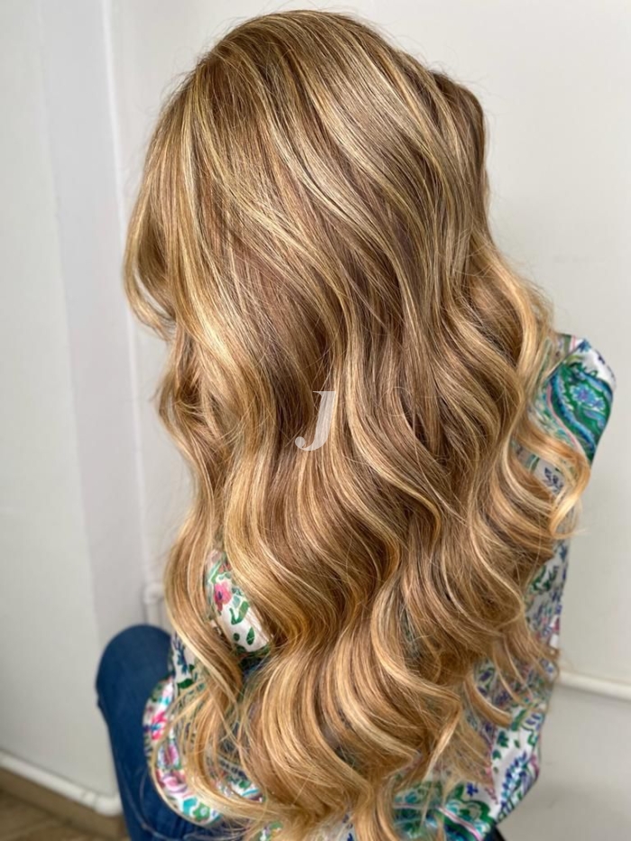 Foto di donna con capelli lunghi biondo chiarissimo dorato