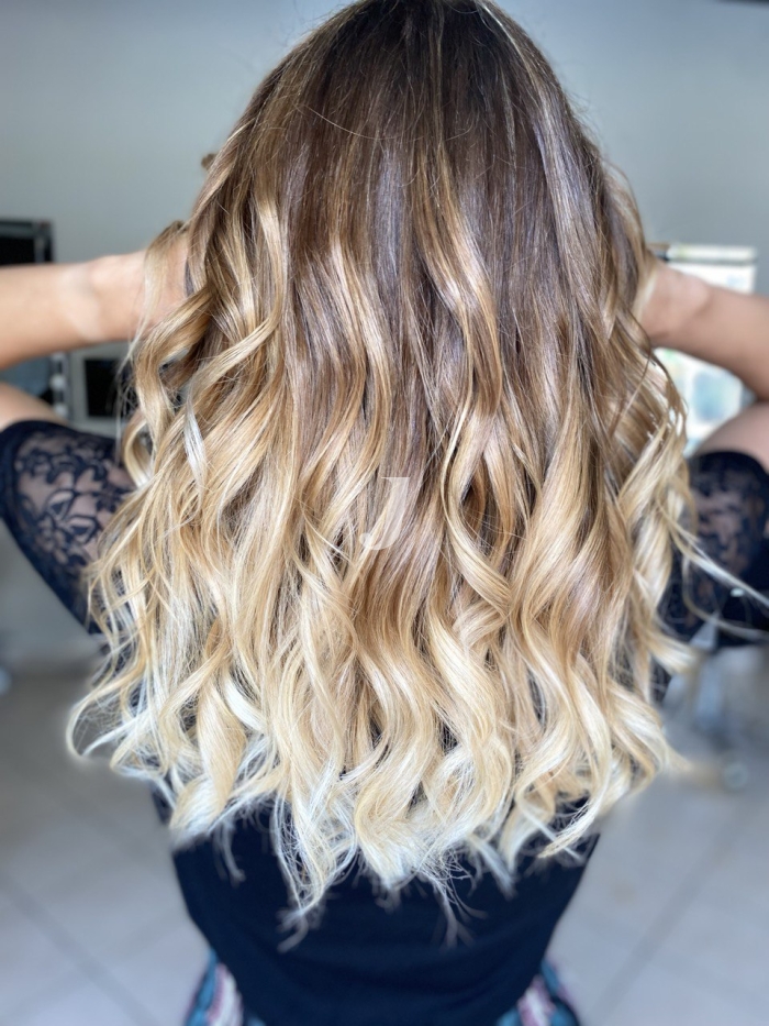 Foto di donna con capelli lunghi biondo chiarissimo dorato