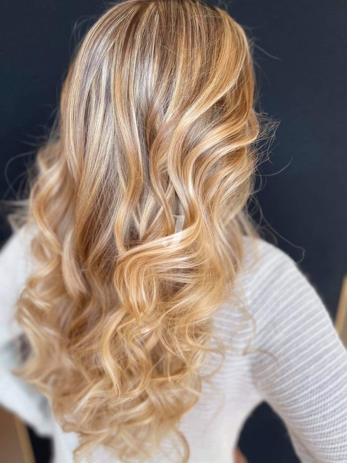 Foto di donna con capelli lunghi biondo chiarissimo dorato