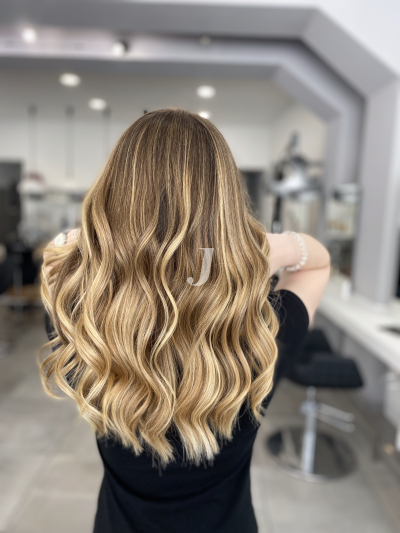 Foto di donna con capelli lunghi biondo chiarissimo dorato