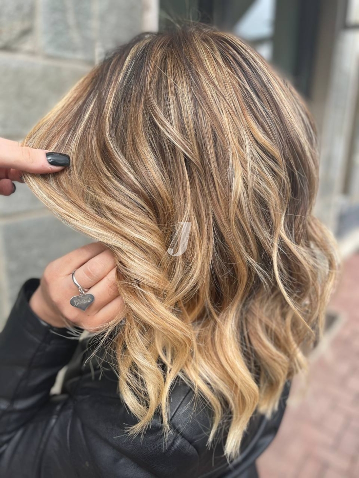 Foto di donna con capelli lunghi biondo chiarissimo dorato