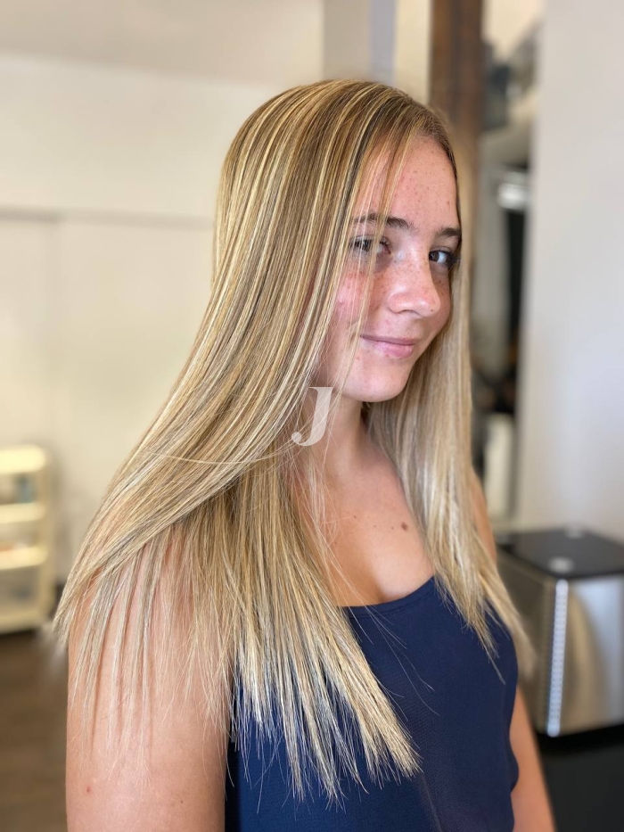 Foto di donna con capelli lunghi biondo chiarissimo dorato