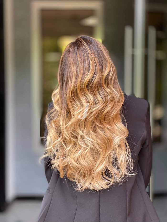 Foto di donna con capelli lunghi biondo chiarissimo dorato