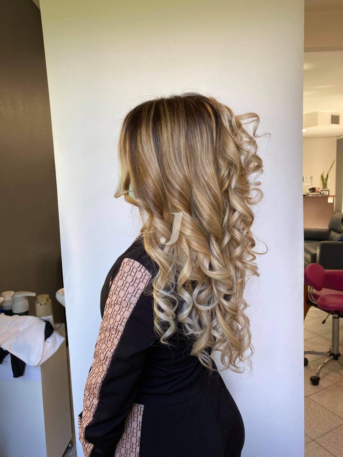 Foto di donna con capelli lunghi biondo chiarissimo dorato