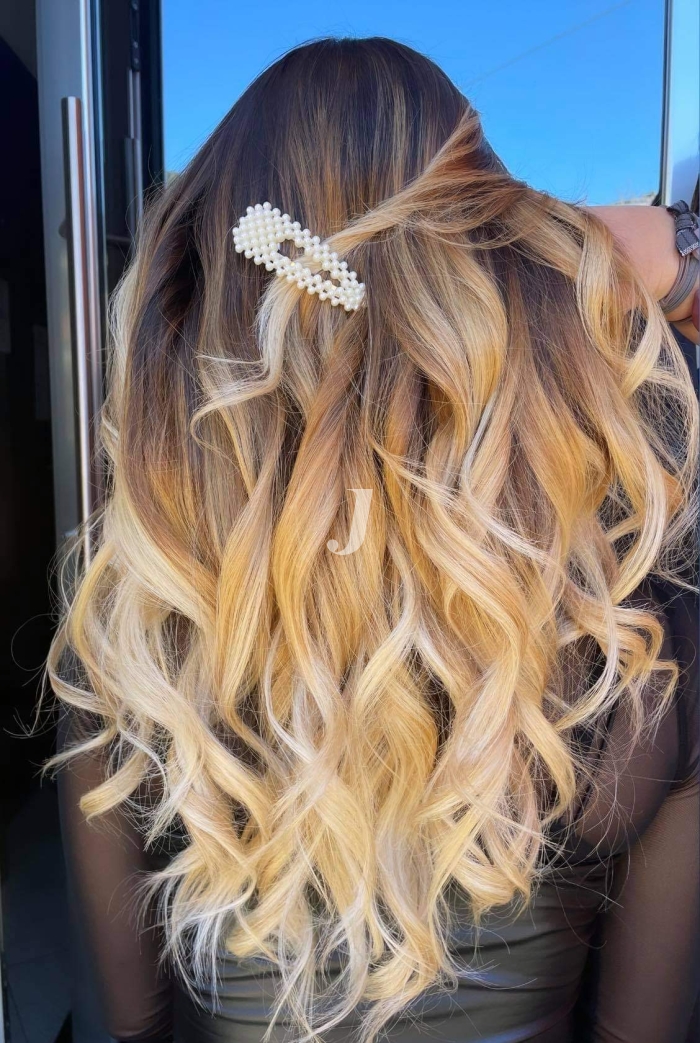 Foto di donna con capelli lunghi biondo chiarissimo dorato