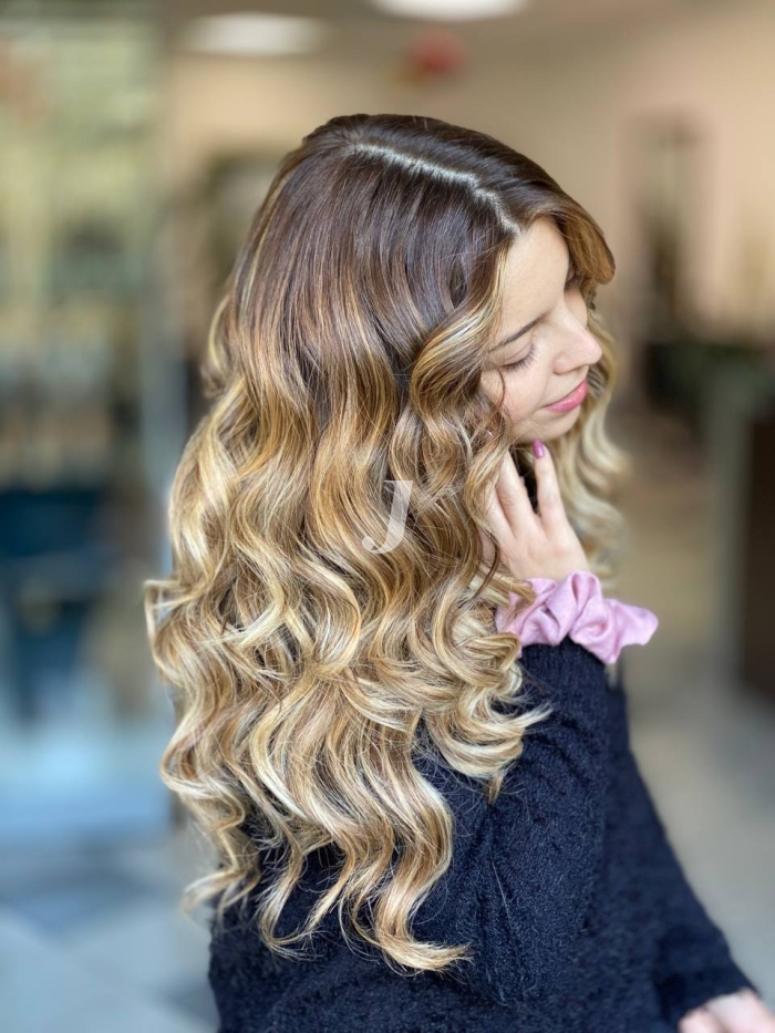 Foto di donna con capelli lunghi biondo chiarissimo dorato