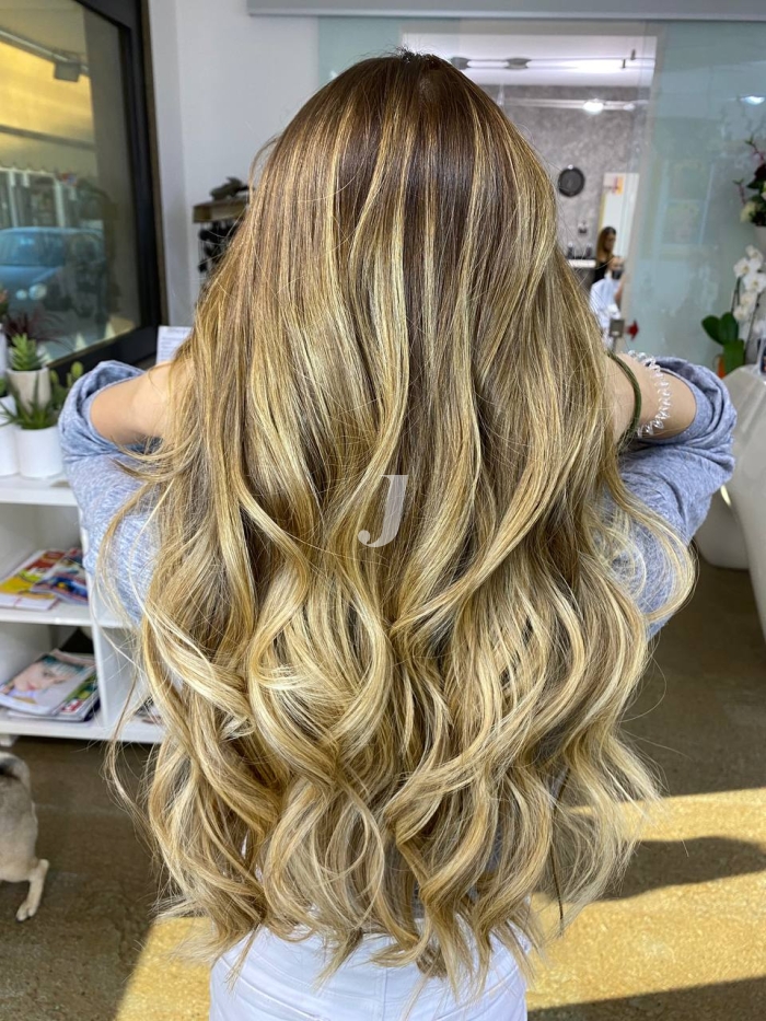 Foto di donna con capelli lunghi biondo chiarissimo dorato