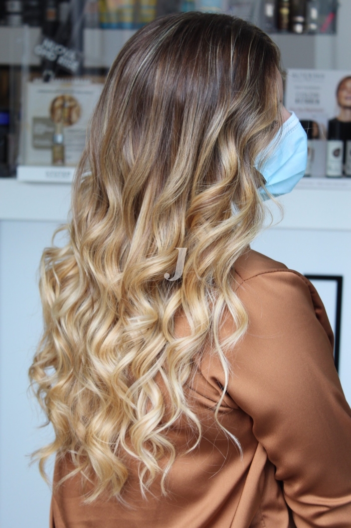 Foto di donna con capelli lunghi biondo chiarissimo dorato