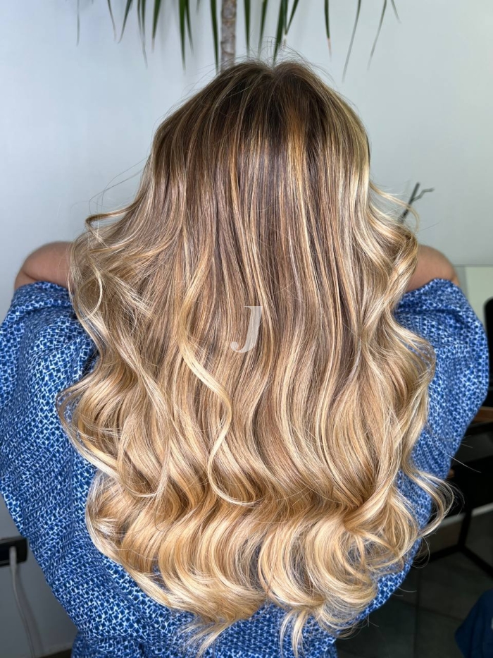 Foto di donna con capelli lunghi biondo chiarissimo dorato