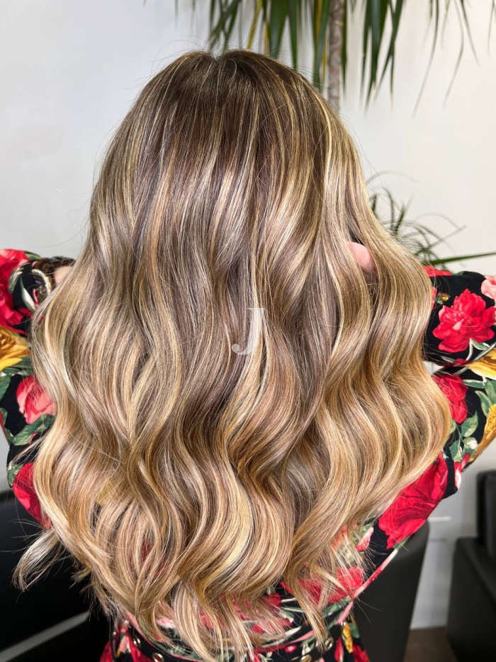 Foto di donna con capelli lunghi biondo chiarissimo dorato