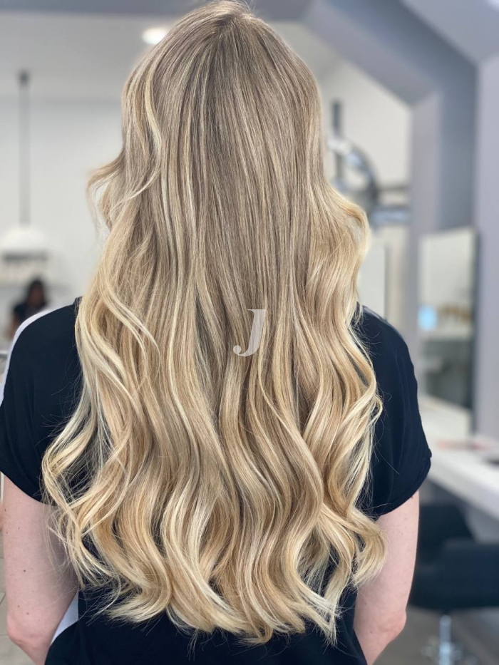 Foto di donna con capelli lunghi biondo chiarissimo dorato