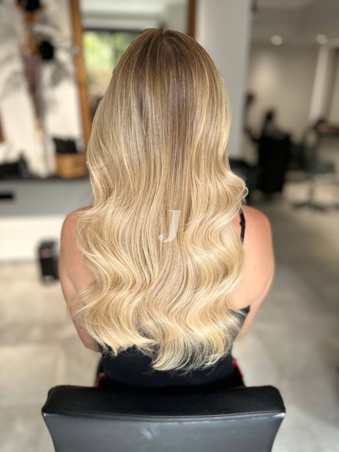 Foto di donna con capelli lunghi biondo chiarissimo dorato