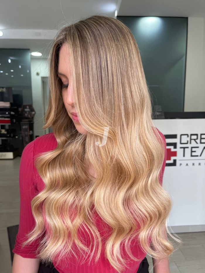 Foto di donna con capelli lunghi biondo chiarissimo dorato