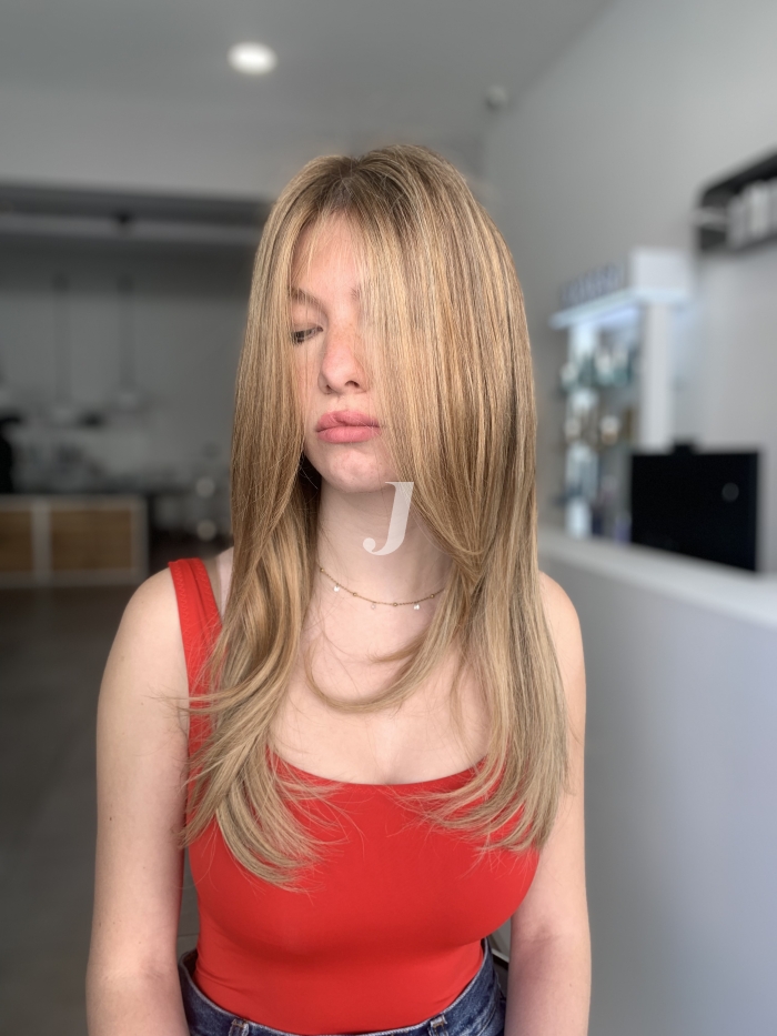 Foto di donna con capelli lunghi biondo chiarissimo dorato