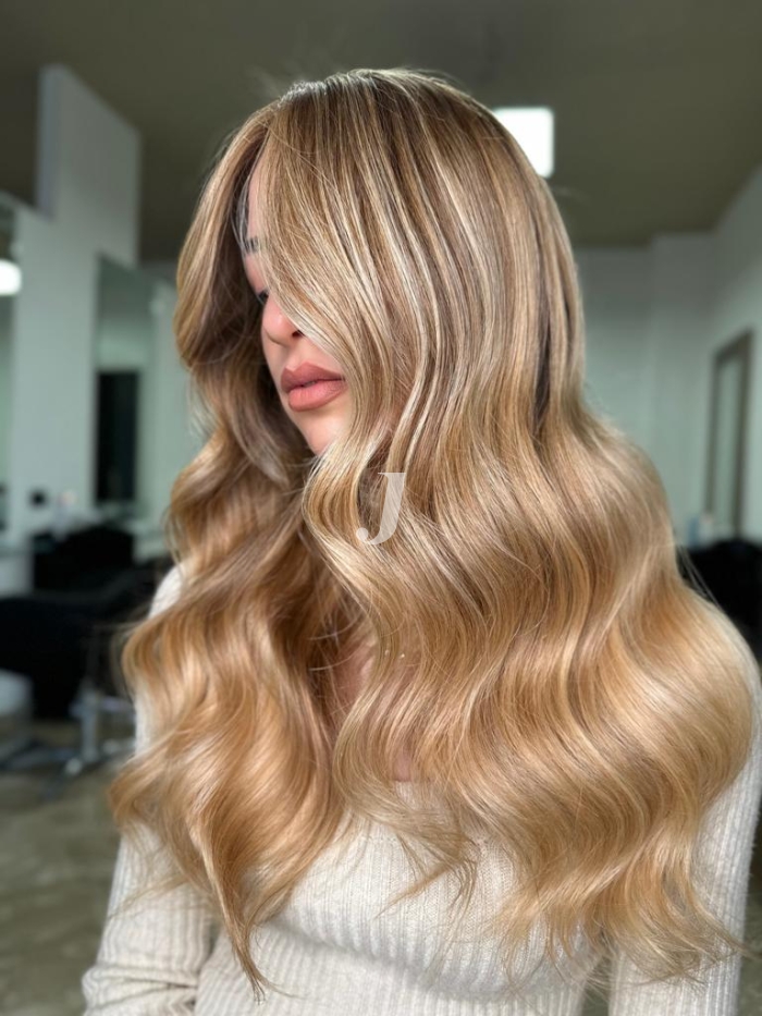 Foto di donna con capelli lunghi biondo chiarissimo dorato