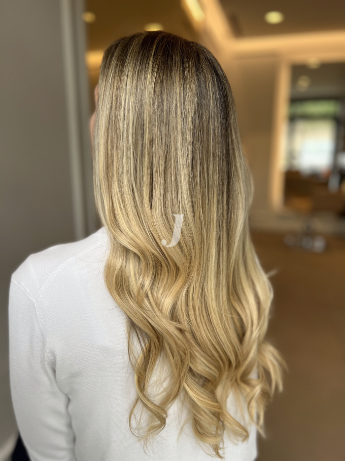 Foto di donna con capelli lunghi biondo chiarissimo dorato