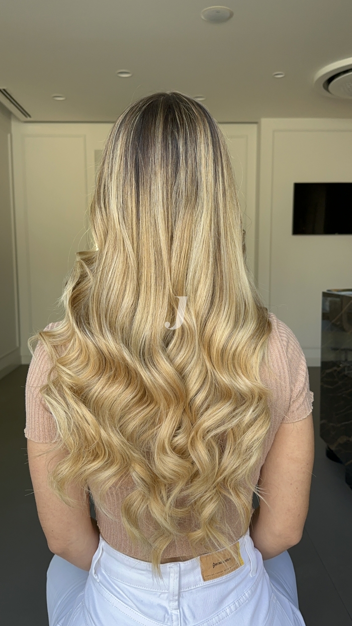 Foto di donna con capelli lunghi biondo chiarissimo dorato