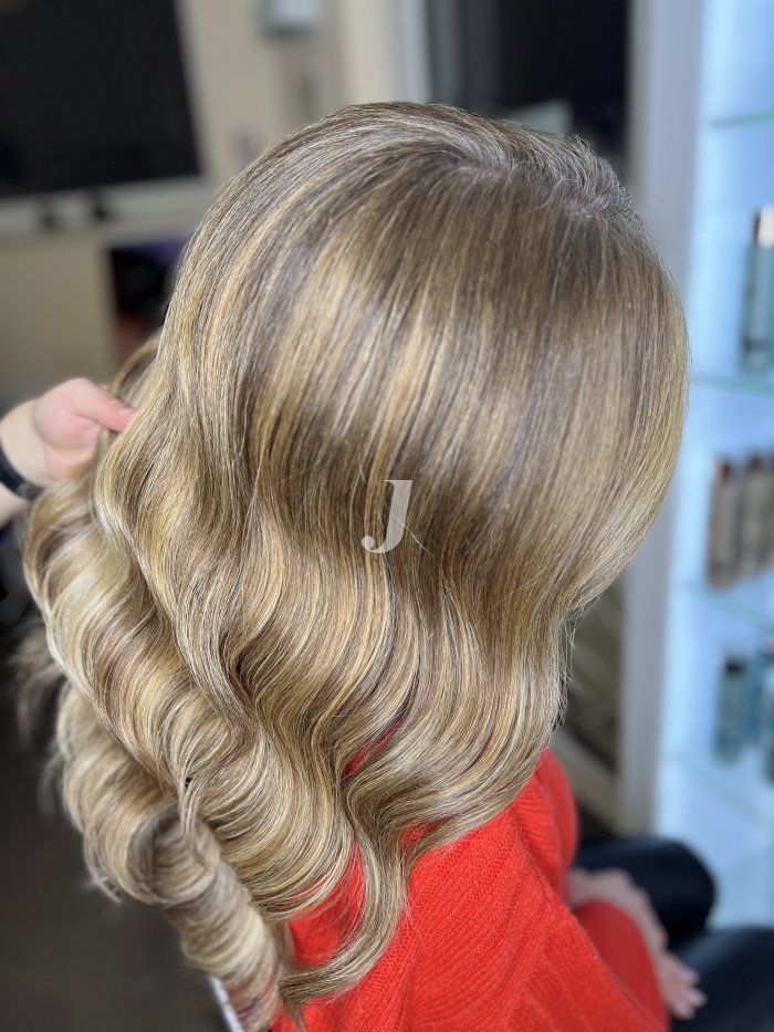 Foto di donna con capelli lunghi biondo chiarissimo dorato