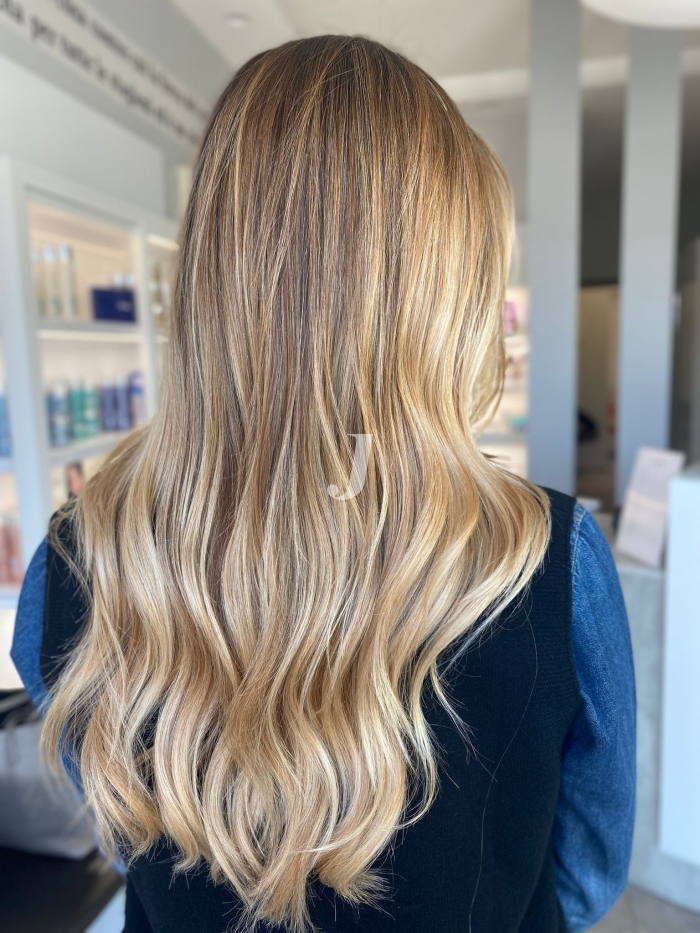 Foto di donna con capelli lunghi biondo chiarissimo dorato