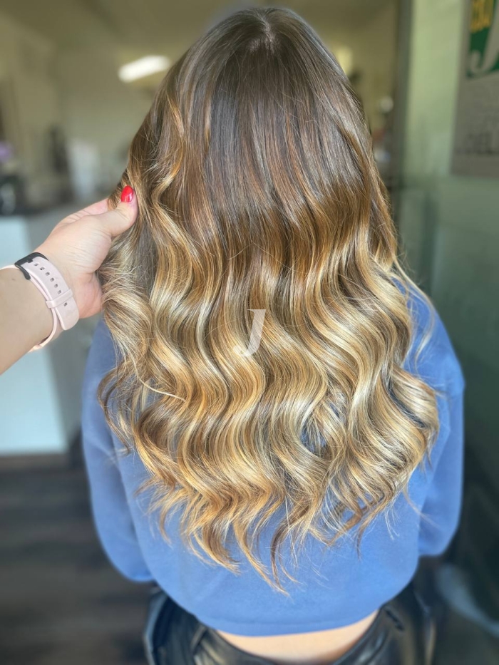 Foto di donna con capelli lunghi biondo chiarissimo dorato