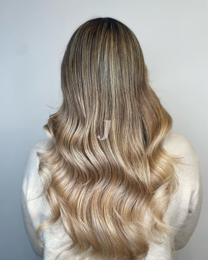 Foto di donna con capelli lunghi biondo chiarissimo cenere