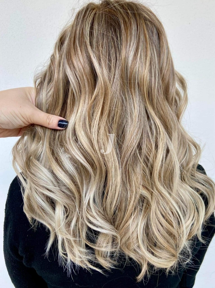 Foto di donna con capelli lunghi biondo chiarissimo cenere