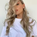 Foto di donna con capelli lunghi biondo chiarissimo cenere