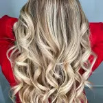 Foto di donna con capelli lunghi biondo chiarissimo cenere