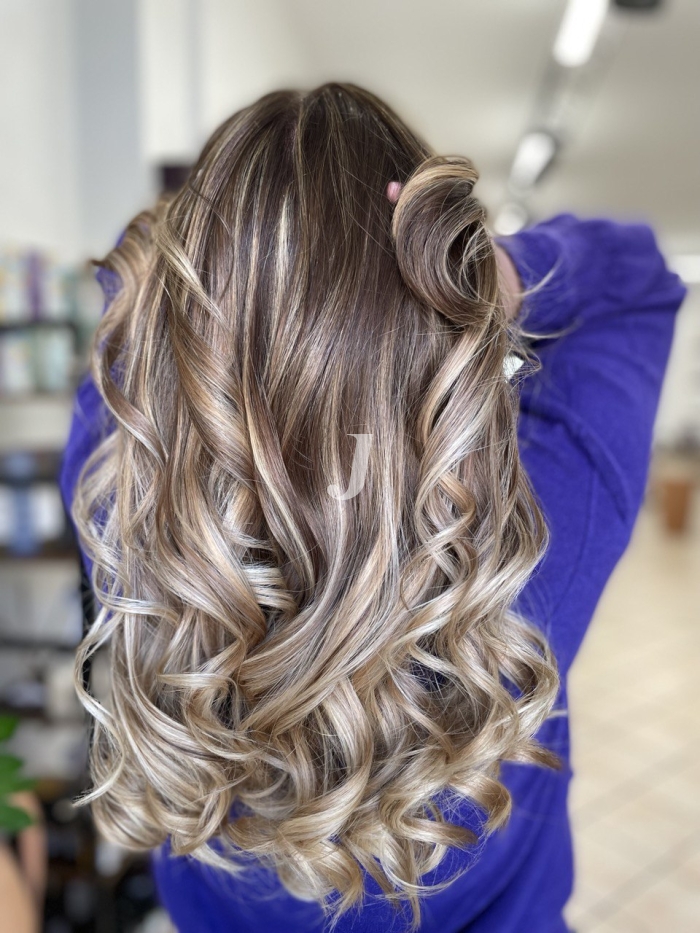 Foto di donna con capelli lunghi biondo chiarissimo cenere