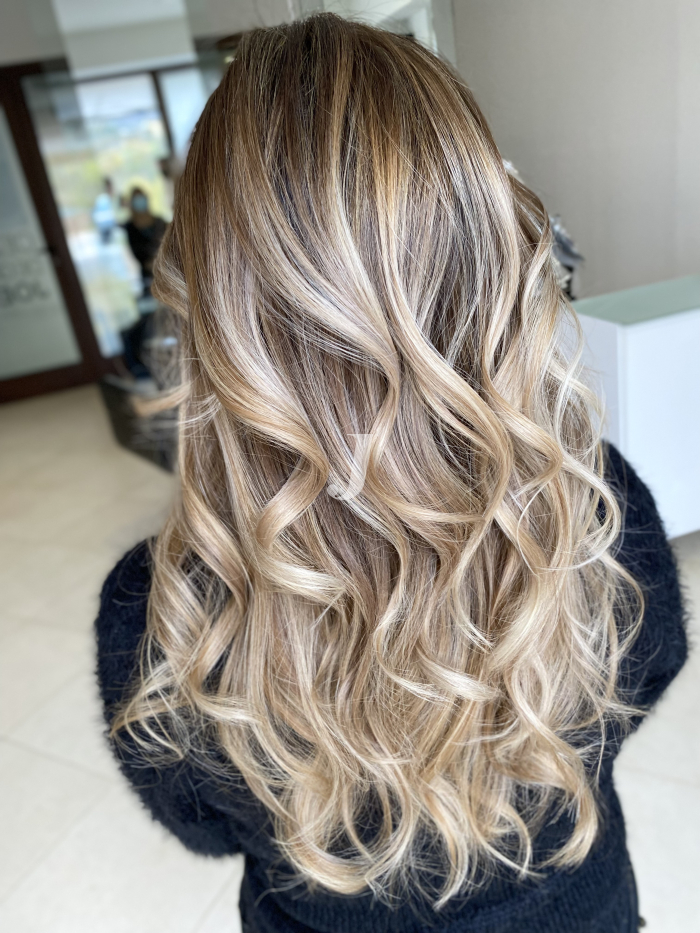 Foto di donna con capelli lunghi biondo chiarissimo cenere