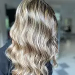 Foto di donna con capelli lunghi biondo chiarissimo cenere