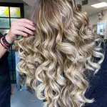 Foto di donna con capelli lunghi biondo chiarissimo cenere