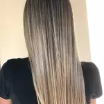 Foto di donna con capelli lunghi biondo chiarissimo cenere