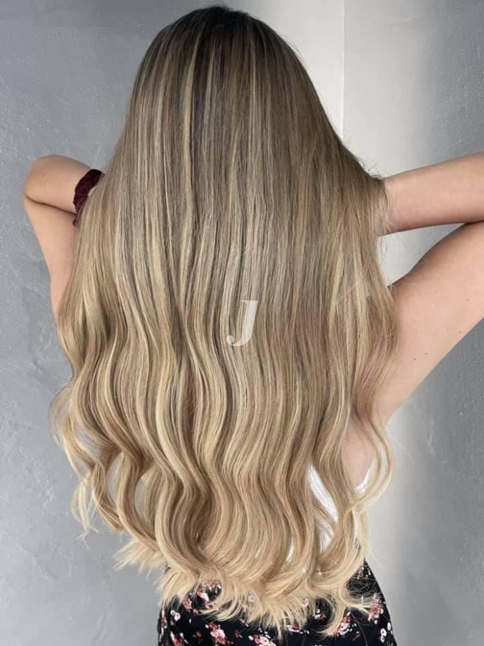 Foto di donna con capelli lunghi biondo chiarissimo cenere