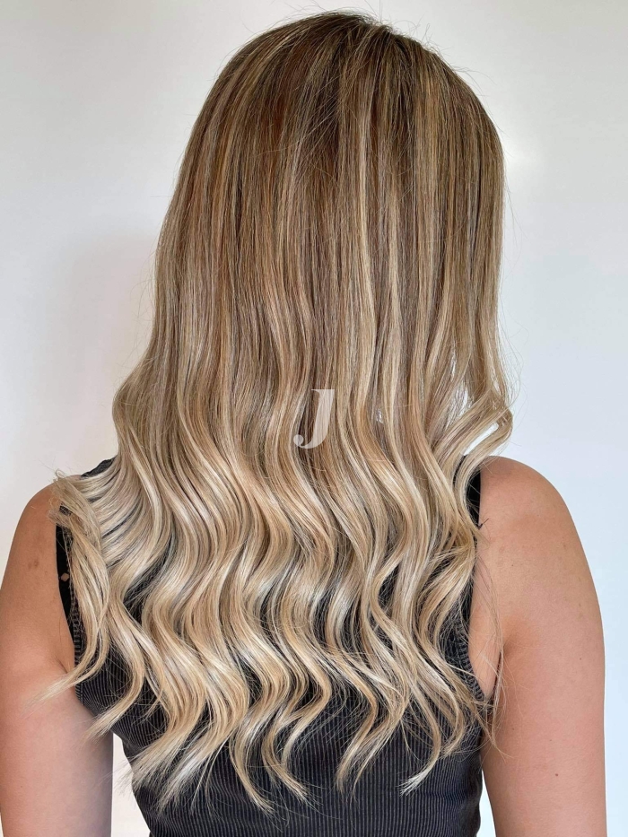 Foto di donna con capelli lunghi biondo chiarissimo cenere