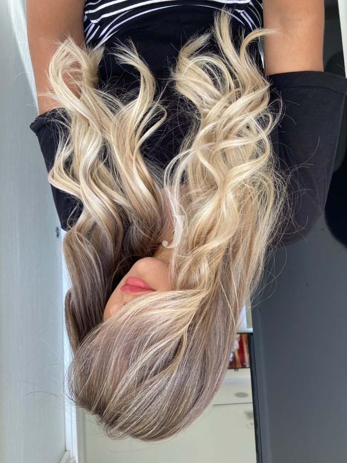 Foto di donna con capelli lunghi biondo chiarissimo cenere