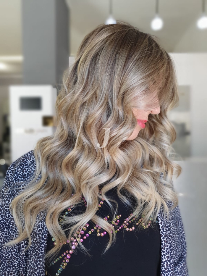 Foto di donna con capelli lunghi biondo chiarissimo cenere