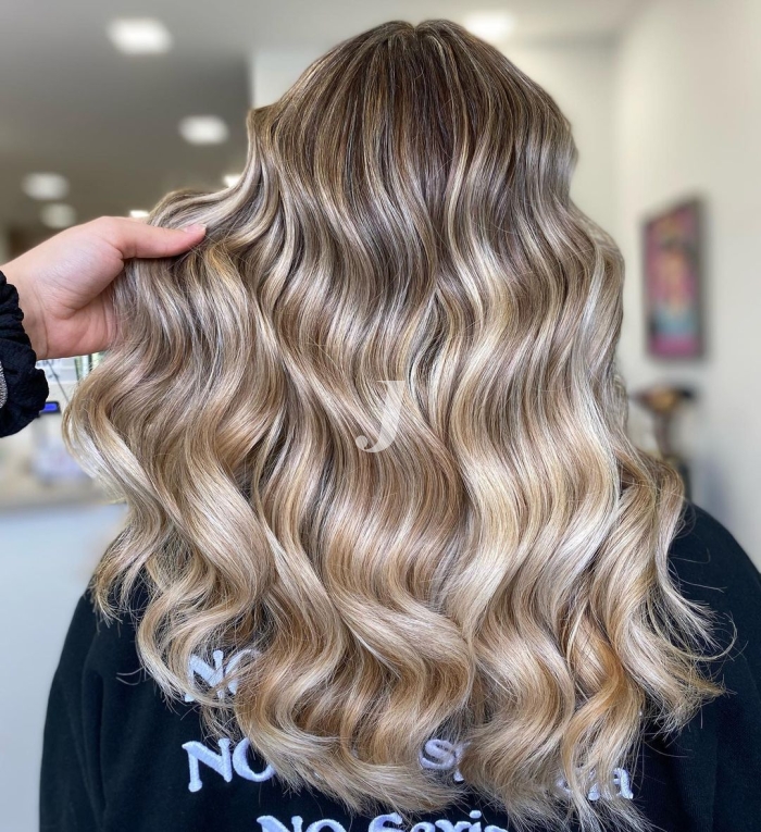 Foto di donna con capelli lunghi biondo chiarissimo cenere