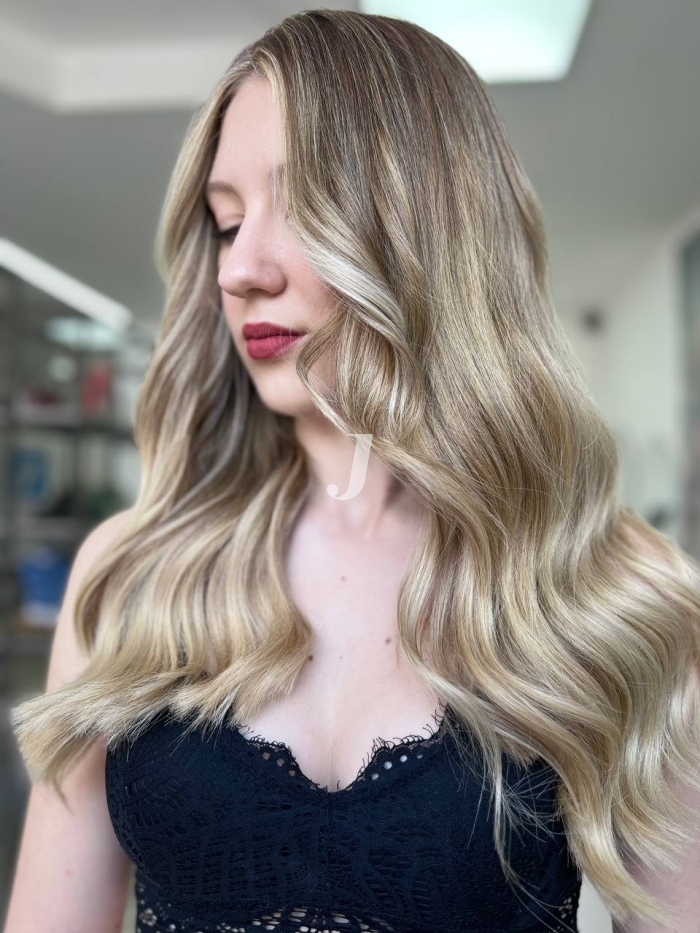 Foto di donna con capelli lunghi biondo chiarissimo cenere