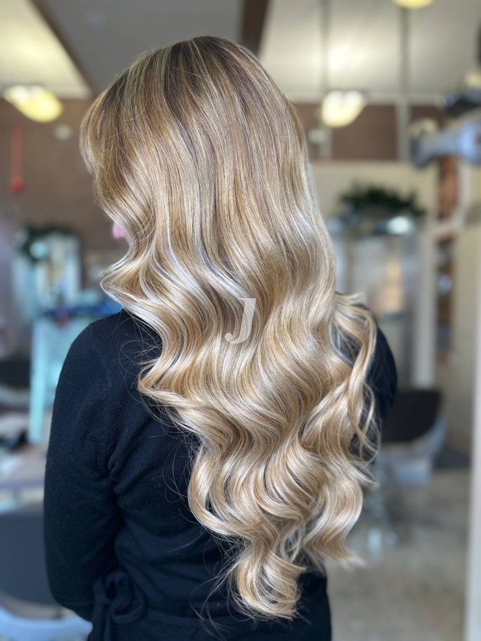 Foto di donna con capelli lunghi biondo chiarissimo cenere