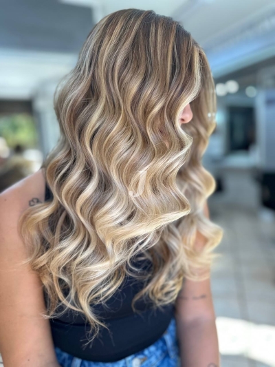 Foto di donna con capelli lunghi biondo chiarissimo cenere