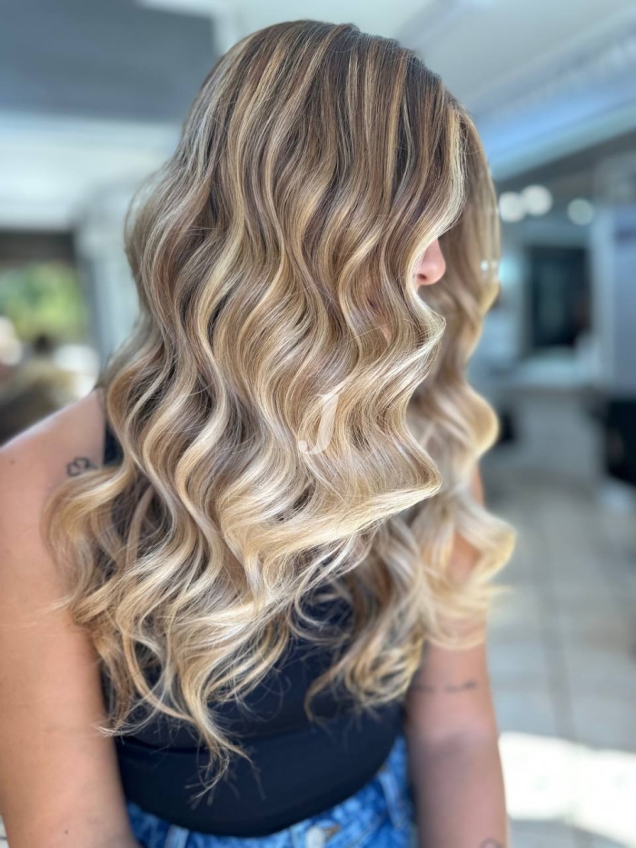 Foto di donna con capelli lunghi biondo chiarissimo cenere