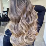 Foto di donna con capelli lunghi biondo chiarissimo perla