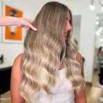 Foto di donna con capelli lunghi biondo chiarissimo perla