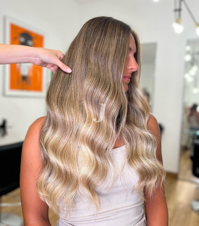 Foto di donna con capelli lunghi biondo chiarissimo perla