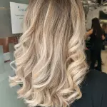 Foto di donna con capelli lunghi biondo chiarissimo perla