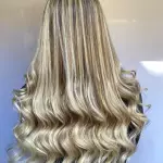 Foto di donna con capelli lunghi biondo chiarissimo perla