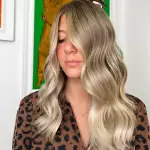 Foto di donna con capelli lunghi biondo chiarissimo perla